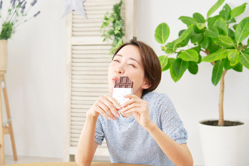 チョコレートを食べる女性